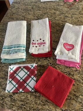 Set of Decorative Kitchen Towels - Hearts & Plaid